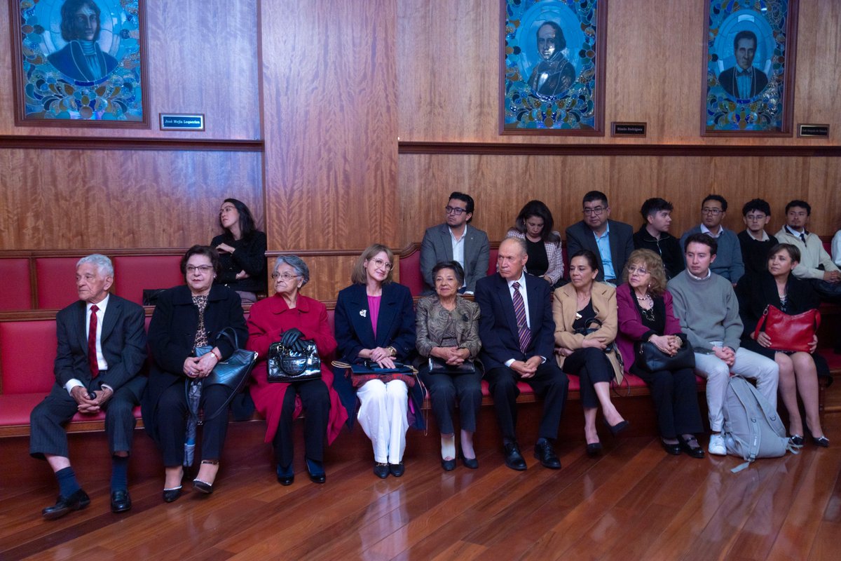 uasbecuador's tweet photo. 📚👥 𝗨𝗻𝗮 𝗺𝗶𝗿𝗮𝗱𝗮 𝗮 𝗹𝗼𝘀 𝘀𝗲𝗿𝘃𝗶𝗰𝗶𝗼𝘀 𝗽𝘂́𝗯𝗹𝗶𝗰𝗼𝘀 𝗲𝗻 𝗘𝗰𝘂𝗮𝗱𝗼𝗿

Compartimos algunos momentos de la presentación del libro 𝗦𝗲𝗿𝘃𝗶𝗰𝗶𝗼𝘀 𝗽𝘂́𝗯𝗹𝗶𝗰𝗼𝘀 𝗲𝗻 𝗘𝗰𝘂𝗮𝗱𝗼𝗿: 𝗧𝗲𝗻𝘀𝗶𝗼𝗻𝗲𝘀 𝗷𝘂𝗿𝗶́𝗱𝗶𝗰𝗮𝘀, 𝗲𝗰𝗼𝗻𝗼́𝗺𝗶𝗰𝗮𝘀 𝗲 𝗵𝗶𝘀𝘁𝗼́𝗿𝗶𝗰𝗮𝘀 𝗲𝗻𝘁𝗿𝗲 𝗲𝘀𝘁𝗮𝘁𝗶𝘀𝗺𝗼 𝘆 𝗹𝗶𝗯𝗲𝗿𝗮𝗹𝗶𝘀𝗺𝗼, de Francisco Javier Albuja Varela.

El encuentro fue presidido por nuestro rector, Profesor @cesarmontanog, junto a Ruth Elizabeth García, de la @PUCE_Ecuador; Juan Pablo Aguilar Andrade, de la @USFQ_Ecuador; y Juan Carlos Mogrovejo Jaramillo, docente del Área de @Derecho_UASB, quien moderó el lanzamiento de la obra.

Una jornada de diálogo y reflexión sobre los desafíos, transformaciones y distintas perspectivas que han marcado la gestión de los servicios públicos en Ecuador.

📸 Así vivimos esta jornada de reflexión académica.

#AgendaUASB #ServiciosPúblicos #Derecho #Economía #Ecuador #Investigación #PasiónPorLaExcelenciaUASB
