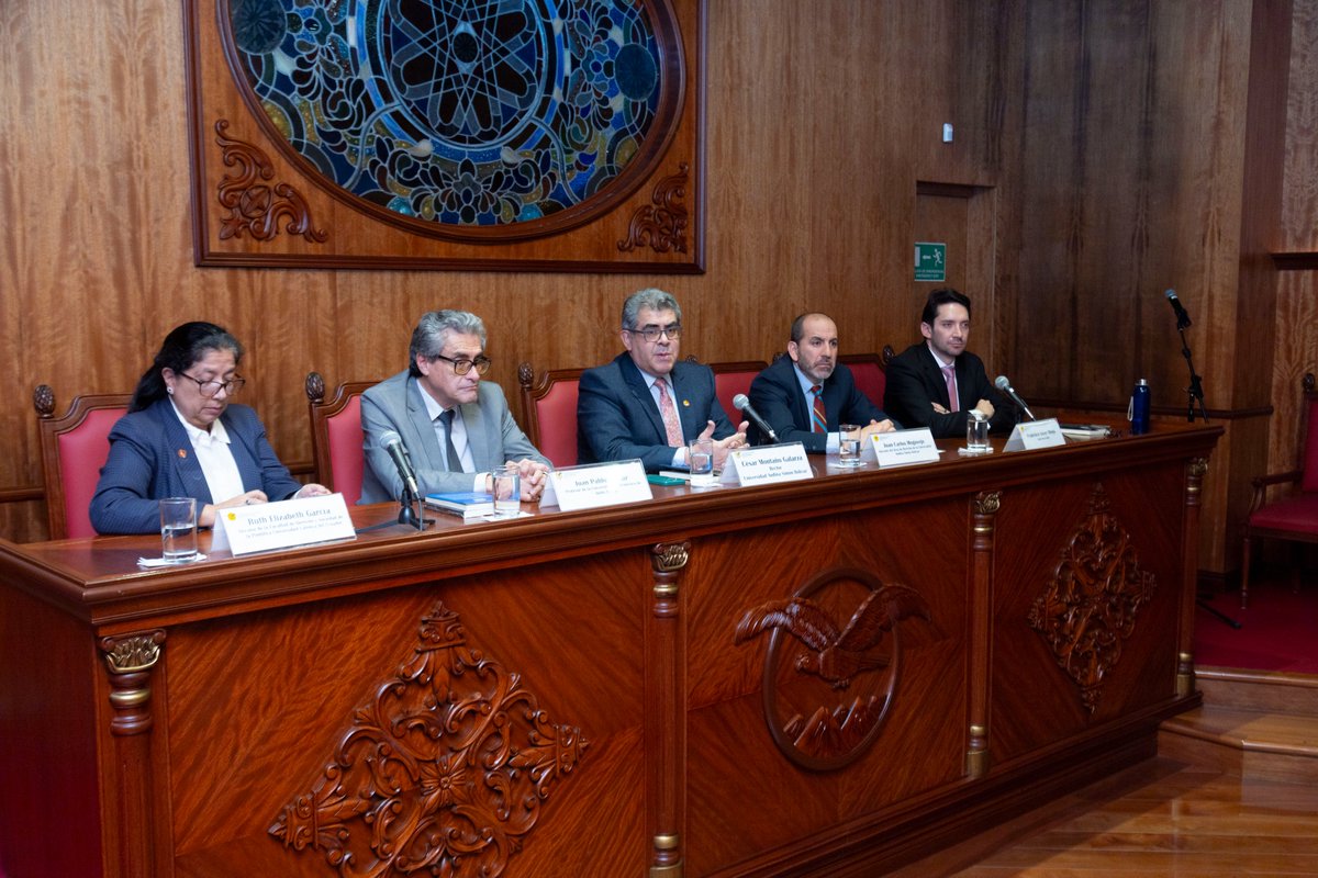 uasbecuador's tweet photo. 📚👥 𝗨𝗻𝗮 𝗺𝗶𝗿𝗮𝗱𝗮 𝗮 𝗹𝗼𝘀 𝘀𝗲𝗿𝘃𝗶𝗰𝗶𝗼𝘀 𝗽𝘂́𝗯𝗹𝗶𝗰𝗼𝘀 𝗲𝗻 𝗘𝗰𝘂𝗮𝗱𝗼𝗿

Compartimos algunos momentos de la presentación del libro 𝗦𝗲𝗿𝘃𝗶𝗰𝗶𝗼𝘀 𝗽𝘂́𝗯𝗹𝗶𝗰𝗼𝘀 𝗲𝗻 𝗘𝗰𝘂𝗮𝗱𝗼𝗿: 𝗧𝗲𝗻𝘀𝗶𝗼𝗻𝗲𝘀 𝗷𝘂𝗿𝗶́𝗱𝗶𝗰𝗮𝘀, 𝗲𝗰𝗼𝗻𝗼́𝗺𝗶𝗰𝗮𝘀 𝗲 𝗵𝗶𝘀𝘁𝗼́𝗿𝗶𝗰𝗮𝘀 𝗲𝗻𝘁𝗿𝗲 𝗲𝘀𝘁𝗮𝘁𝗶𝘀𝗺𝗼 𝘆 𝗹𝗶𝗯𝗲𝗿𝗮𝗹𝗶𝘀𝗺𝗼, de Francisco Javier Albuja Varela.

El encuentro fue presidido por nuestro rector, Profesor @cesarmontanog, junto a Ruth Elizabeth García, de la @PUCE_Ecuador; Juan Pablo Aguilar Andrade, de la @USFQ_Ecuador; y Juan Carlos Mogrovejo Jaramillo, docente del Área de @Derecho_UASB, quien moderó el lanzamiento de la obra.

Una jornada de diálogo y reflexión sobre los desafíos, transformaciones y distintas perspectivas que han marcado la gestión de los servicios públicos en Ecuador.

📸 Así vivimos esta jornada de reflexión académica.

#AgendaUASB #ServiciosPúblicos #Derecho #Economía #Ecuador #Investigación #PasiónPorLaExcelenciaUASB