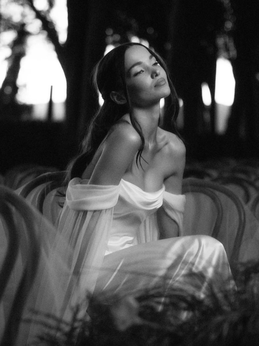 oldllover's tweet photo. the most beautiful bride of the year https://t.co/1Ro8SdXCbe