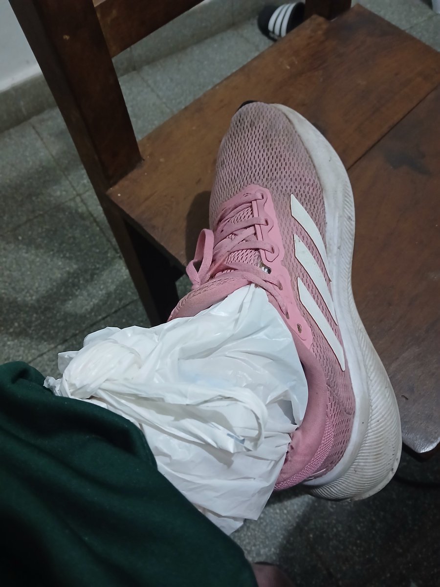 labetudelapipol's tweet photo. Tip para la peregrinacion de lujan porque va a llover 

La bolsa va en tu pie dentro de la zapatilla asi tu pie no se moja y ponganse una toallita nocturna en los pies para la transpiración que provoca la bolsa https://t.co/y6iGnUnU4T