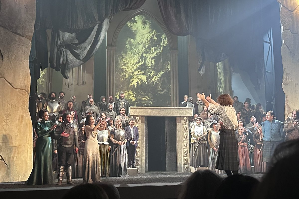 palais_au's tweet photo. Chapeau à la metteuse en scène et aux décorateurs et aux techniciens, au delà même des chanteurs.
C’était assez stupéfiant. 
Surtout le premier acte. https://t.co/p2pkv9LVWl