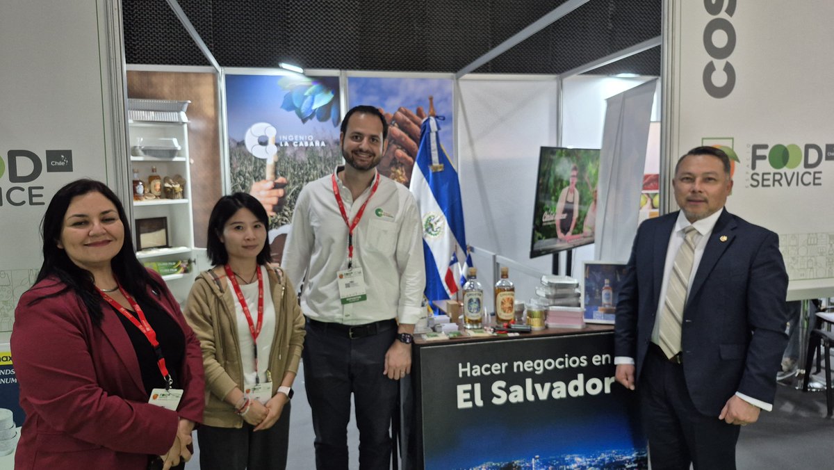 Emb_BanacekES's tweet photo. 🇸🇻🇨🇱 El Salvador se proyecta al mundo desde Chile.
Presente en Food &amp; Service 2026, con +50 mil visitantes, posicionando nuestra oferta exportable: Ingenio La Cabaña, Alumax y Ron Cihuatán.
Diplomacia económica que conecta empresas, abre mercados y genera negocios. 🇸🇻🤝🇨🇱 https://t.co/VulQpaDWHD