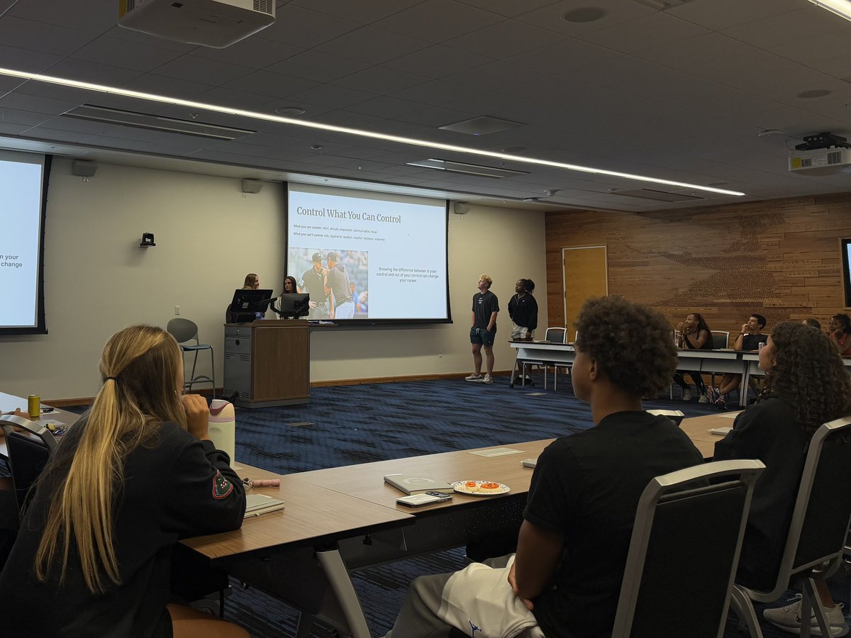 GatorsExp's tweet photo. Did someone say leadership? Last night at our final GatorsLead Teams session, groups presented on leadership case studies applying what they learned over the past 5 weeks! 🤩🐊

#GatorsLead https://t.co/T3qMOUMjsE