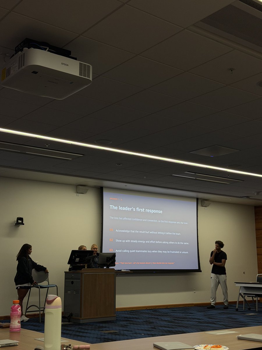 GatorsExp's tweet photo. Did someone say leadership? Last night at our final GatorsLead Teams session, groups presented on leadership case studies applying what they learned over the past 5 weeks! 🤩🐊

#GatorsLead https://t.co/T3qMOUMjsE