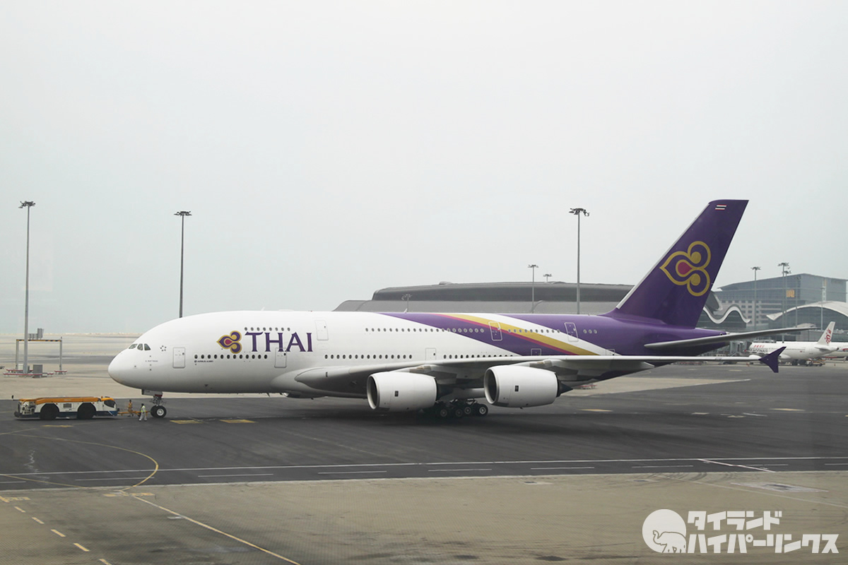 ThaiHyper's tweet photo. タイ国際航空、9月29日～10月1日に37便を追加欠航　札幌・成田・羽田・大阪便も対象 

タイ国際航空（THAI）は2026年9月29日、バンコク発の国内線・国際線について、9月29日から10月1日までに計37便を追加で欠航すると発表しました。日本路線では、札幌、成田、羽田、大阪行きが対象となっています。タイ国際航空が公式に発表し、タイ政府広報も案内しています。

9月30日の欠航便
【国内線】
・バンコク－プーケット　TG201
・バンコク－プーケット　TG205
・バンコク－プーケット　TG217
・バンコク－チェンマイ　TG102
・バンコク－コンケーン　TG040
・バンコク－ウボンラチャタニ　TG020
・バンコク－ウドンタニ　TG002
【国際線】
・バンコク－ミュンヘン　TG924
・バンコク－ブリュッセル　TG934
・バンコク－コペンハーゲン　TG950
・バンコク－チューリッヒ　TG970
・バンコク－アムステルダム　TG936
・バンコク－ロンドン　TG916
・バンコク－香港　TG638
・バンコク－フランクフルト　TG922
・バンコク－台北　TG632
・バンコク－大阪　TG622
・バンコク－ソウル　TG656
・バンコク－東京（成田）　TG642
・バンコク－クアラルンプール　TG417
・バンコク－シンガポール　TG403
・バンコク－シンガポール　TG407
・バンコク－ニューデリー　TG315
・バンコク－ムンバイ　TG317
・バンコク－シドニー　TG475
・バンコク－東京（羽田）　TG660
・バンコク－マニラ　TG620
・バンコク－香港　TG600

10月1日の欠航便
【国際線】
・バンコク－パリ　TG930
・バンコク－ブリュッセル　TG934
・バンコク－ミラノ　TG940
・バンコク－ストックホルム　TG960

日本関連では、9月29日のバンコク発札幌行きTG670便、9月30日のバンコク発大阪行きTG622便、成田行きTG642便、羽田行きTG660便が欠航対象となっています。
タイ国際航空は、利用者に最新の運航情報を確認するよう呼びかけています。問い合わせはTHAI Contact Center（+66 2 356 1111、24時間）、海外コンタクトセンター（+65 6351 0992）、メール（contact@thaiairways.com）で受け付けています。