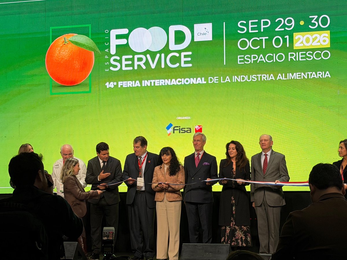 Emb_BanacekES's tweet photo. 🇸🇻🇨🇱 El Salvador se proyecta al mundo desde Chile.
Presente en Food &amp; Service 2026, con +50 mil visitantes, posicionando nuestra oferta exportable: Ingenio La Cabaña, Alumax y Ron Cihuatán.
Diplomacia económica que conecta empresas, abre mercados y genera negocios. 🇸🇻🤝🇨🇱 https://t.co/VulQpaDWHD