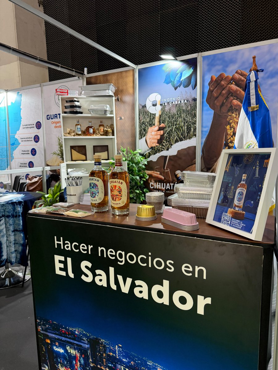 Emb_BanacekES's tweet photo. 🇸🇻🇨🇱 El Salvador se proyecta al mundo desde Chile.
Presente en Food &amp; Service 2026, con +50 mil visitantes, posicionando nuestra oferta exportable: Ingenio La Cabaña, Alumax y Ron Cihuatán.
Diplomacia económica que conecta empresas, abre mercados y genera negocios. 🇸🇻🤝🇨🇱 https://t.co/VulQpaDWHD