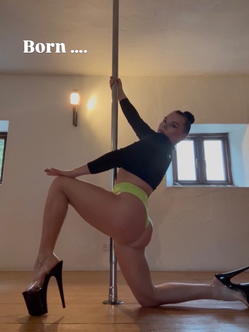 AudreyMarianFay's tweet photo. 🔥🔥
#confident #poledancer #fit #bossy https://t.co/cqhhu4g0Al