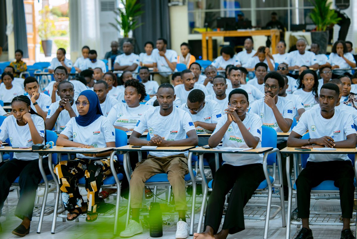 RwandaYouthArts's tweet photo. Uyu munsi, ba rwiyemezamirimo baganirijwe na Pascasie Kamanzi wa @rrainfo, Justin M. Muhire wa @RwandaFDA na Agnes Bamurange wa @rwandastandards. Ikiganiro  cyibanze ku mategeko, amabwiriza n’ibipimo ngenderwaho mu bucuruzi mu Rwanda. 

#YouthConnekt #ArtsConnekt #SoberGen https://t.co/LqvKE1jJx0
