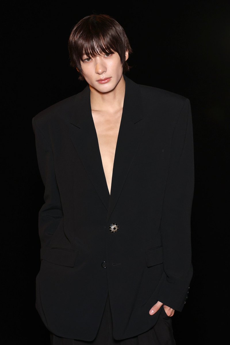dinosauranton's tweet photo. จริงๆ พอดูทรงผมแล้วมันแฟชั่นมากโคตรจะ androgynous อ่ะ เพราะลุคแอนตัน unisex มาก ลองดูอีกทีคือลุคอินเตอร์มาก โคตรนายแบบฝรั่งลูกครึ่งเอเชีย เครื่องหน้าหวานแต่คม คือโครงหน้าชัด อินเนอร์ใดๆ ดี https://t.co/LnW8SftzRl