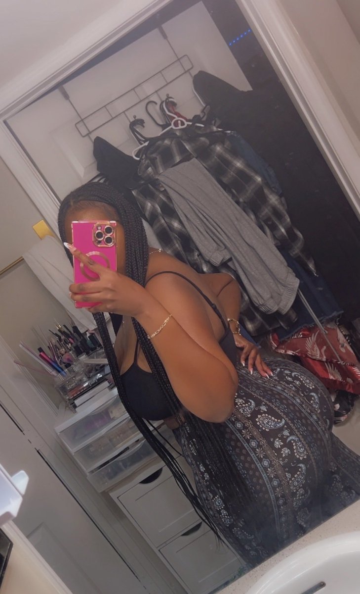 Mahogvny's tweet photo. Big Forehead but Bigger Booty 😮‍💨🤭 https://t.co/nAJbhYLLs0