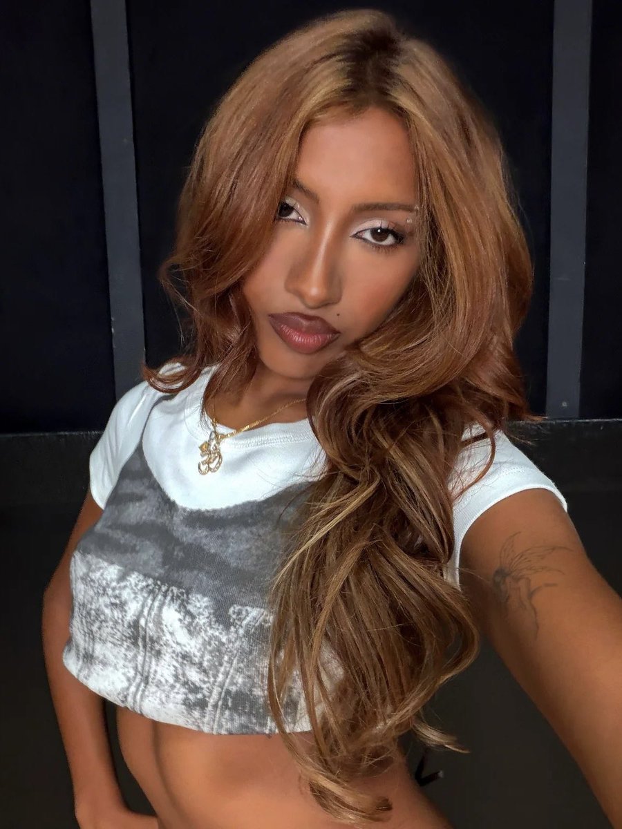 thelarahub's tweet photo. the prettiest anyone has ever looked https://t.co/YDtgkzHB3Y