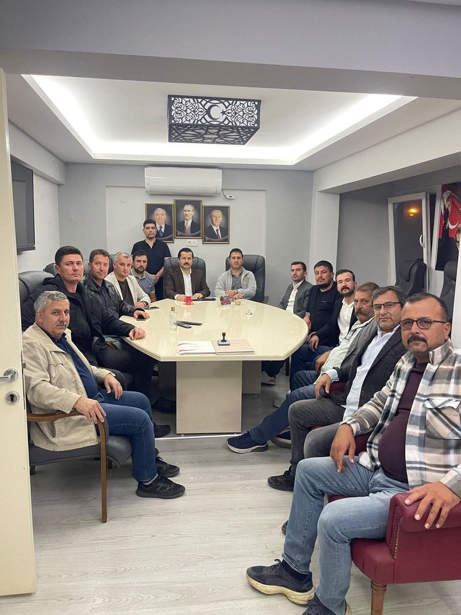 mhpselcuk35's tweet photo. “Davamızın başarısı; istişareden, birlikten ve kardeşlikten geçer.
  MHP Selçuk İlçe Başkanlığı olarak Eylül ayı Yönetim Kurulu Toplantımızı gerçekleştirdik. Teşkilatımızın çalışmalarını değerlendirerek önümüzdeki sürece ilişkin hedeflerimizi ve yol haritamızı belirledik🇹🇷🤘🇹🇷 https://t.co/89LOHYHX4O
