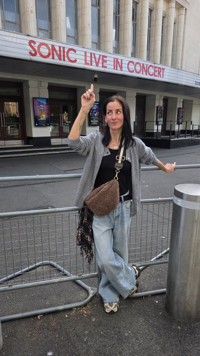 RabbidEdge's tweet photo. Spending a wonderful time in London with ny husband!🤩See you tomorrow at Sonic Live!😁
#Londonbaby #soniclive #SEGACreator
@SEGA @sonic_hedgehog https://t.co/xIu9QJcE0R