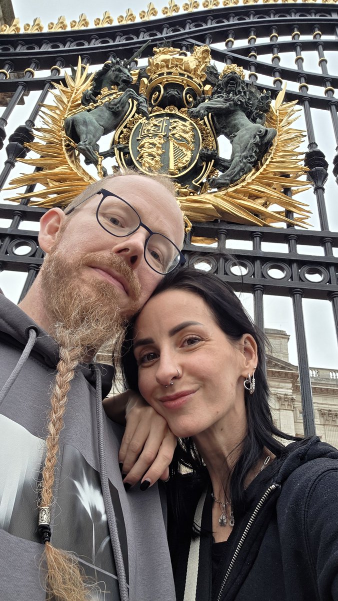 RabbidEdge's tweet photo. Spending a wonderful time in London with ny husband!🤩See you tomorrow at Sonic Live!😁
#Londonbaby #soniclive #SEGACreator
@SEGA @sonic_hedgehog https://t.co/xIu9QJcE0R