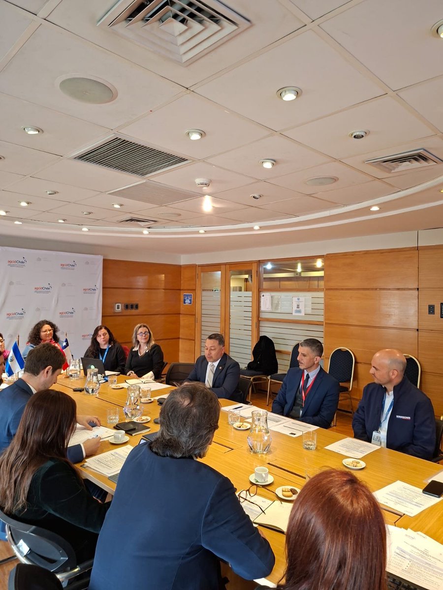 Emb_BanacekES's tweet photo. 🇸🇻🇨🇱 Cooperación que fortalece instituciones y transforma capacidades. V Comisión Mixta El Salvador–Chile 2026–2028. Más cooperación, más resultados. 🤝 https://t.co/TGGkMc1ThK