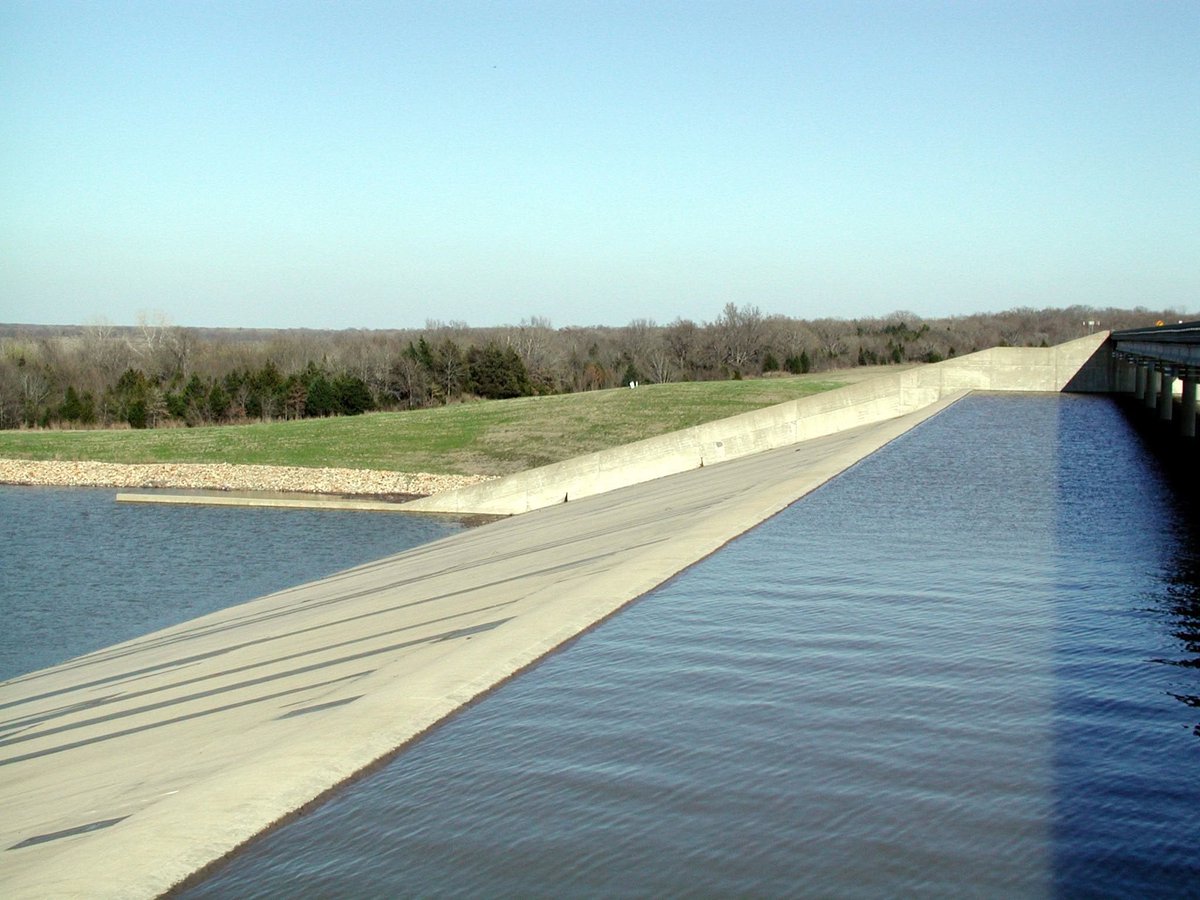 SwdUsace's tweet photo. WATER POWERING COMMUNITIES. Think dams just hold water? Since 1991, #USACE multipurpose infrastructure at Jim Chapman Lake delivers big for East Texas, backing municipal taps and mitigating downstream flood risks. https://t.co/0fyvX8NyiB