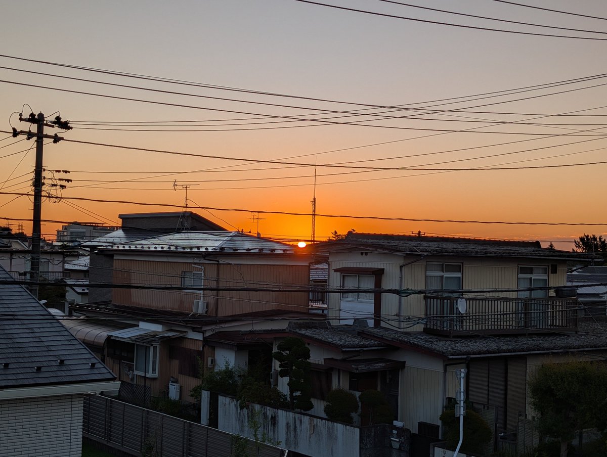 ryusui1121's tweet photo. イマソラ、秋晴れの日の出🌄
#日の出
#秋晴れ
#空の画像　
#秋空 https://t.co/aZCy8TFtal
