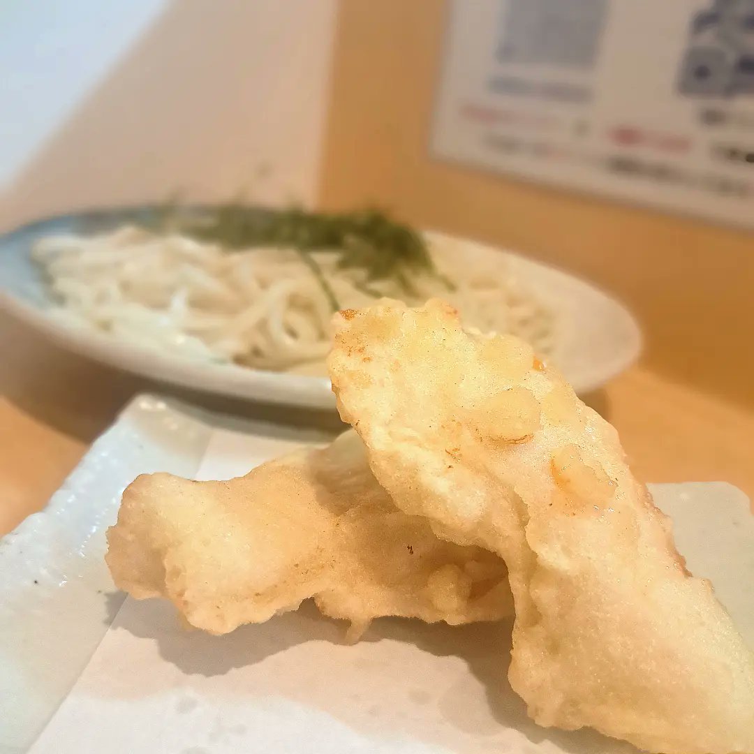 JudsonDeteqm's tweet photo. Across the road from Tsurumi Ryokuchi Field, I visited the udon restaurant Mensho Umeya. It’s counter-only. I added chicken tempura to chilled zaru udon. The noodles were wonderfully smooth. Thank you for the meal! https://t.co/4KUIW8aghd