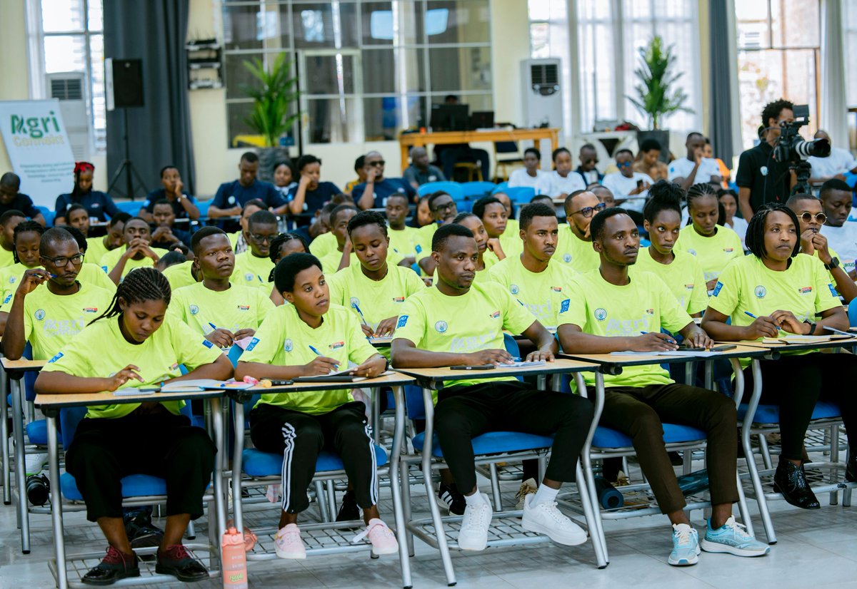RwandaYouthArts's tweet photo. Uyu munsi, ba rwiyemezamirimo baganirijwe na Pascasie Kamanzi wa @rrainfo, Justin M. Muhire wa @RwandaFDA na Agnes Bamurange wa @rwandastandards. Ikiganiro  cyibanze ku mategeko, amabwiriza n’ibipimo ngenderwaho mu bucuruzi mu Rwanda. 

#YouthConnekt #ArtsConnekt #SoberGen https://t.co/LqvKE1jJx0