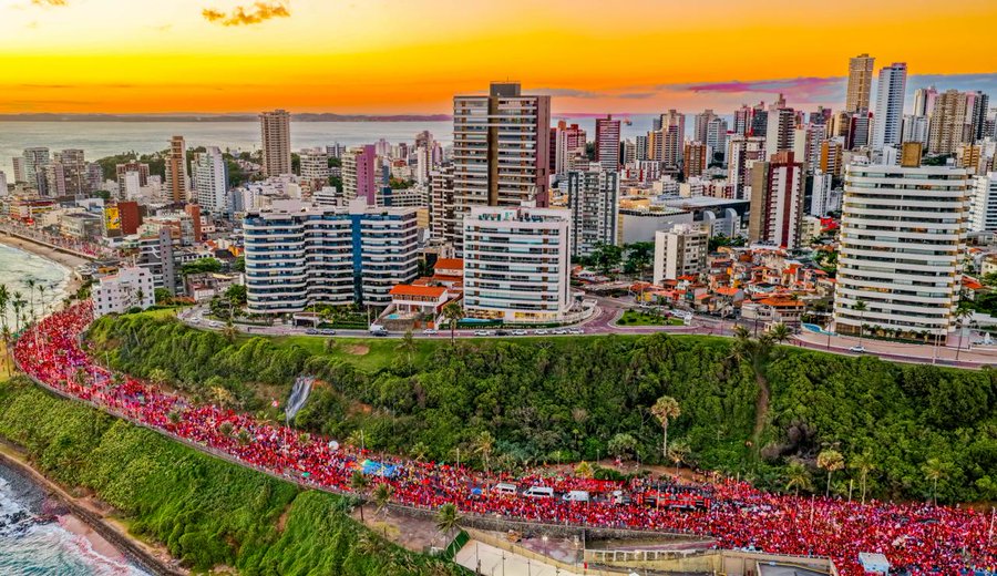 MidiaNINJA's tweet photo. SALVADOR POR LULA VIROU CARTÃO-POSTAL DE MULTIDÃO. ❤️‍🔥

Do alto, uma faixa vermelha atravessa a orla sob um pôr do sol daqueles que só a Bahia sabe proporcionar.

📸🚁 @ricardostuckert https://t.co/QtX1ZpwWtw