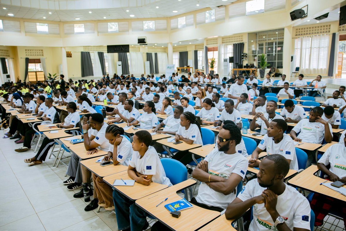 RwandaYouthArts's tweet photo. 📌Ubwenge buhangano #AI ni ingenzi cyane mu bucuruzi - Robert Katabarwa wo muri @RwandaICT na Frank Shema wa @rwictchamber berekanye amwe mu mabwiriza agenga imikorere y’Imbuga z’ubwenge buhangano AI hagamijwe kubukoresha neza bagura ibikorwa byabo. 

#YouthConnekt #ArtsConnekt https://t.co/voq7OgKqAV