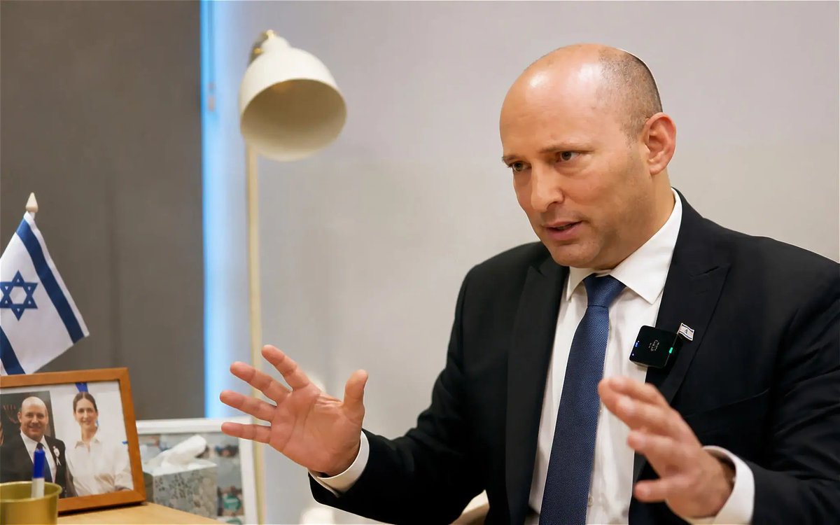 BoGossPrebackup's tweet photo. L'ancien Premier ministre et président de « Beyachad », Naftali Bennett, a déclaré : « Netanyahu nous avertit aujourd'hui que nos ennemis préparent une attaque.
Mais tant qu'il continuera d'encourager l'insoumission massive et de provoquer l'effondrement de Tsahal, qui les combattra ? »

S'exprimant lors de l'événement « Soucca de l'échec » sur la place des Otages, Bennett a affirmé : « Je lance aujourd'hui un avertissement stratégique en matière de sécurité.
Malgré tous les avertissements concernant nos ennemis, Tsahal est au bord de l'effondrement.

Nous manquons de soldats.
Il n'y a pas assez de soldats pour assurer la sécurité.
J'avertis aujourd'hui que si nous n'enrôlons pas les ultra-orthodoxes lors du prochain mandat, Tsahal s'effondrera.

Netanyahu et Deri sont déterminés à poursuivre sur cette voie au sein du prochain gouvernement ; par conséquent, voter pour la coalition des insoumis est un vote direct contre les soldats de Tsahal et nos réservistes. »