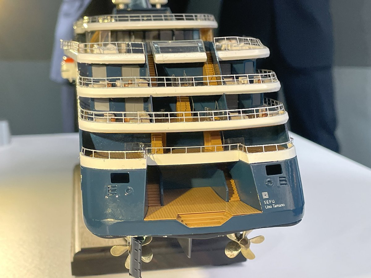 punipcruises's tweet photo. 昨日、公開された両備グループ、Ｒヨットの新造クルーズ客船SEFUの1/225モデル
船尾のデッキスペースを広くとるためなのか、昔の船のようにファンネルを船体のほぼ中央に配置しているのが特徴的です
もちろんプールはインフィニティタイプですね https://t.co/F5DDFd1Adb