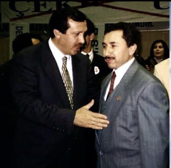 bbismailerdem's tweet photo. Sayın Cumhurbaşkanımız, bizler gibi AK PARTİ kurucularının ve davamıza samimi bir şekilde hizmet edenlerin duygularına tercüman oldu.

“AK Parti, adı gibi AK bir partidir, ismiyle müsemma bir partidir. Kimse bu partinin aklığına halel getiremez, o aklığa leke süremez.

Bu harekete emek vermiş hiç kimseye haksızlık, vefasızlık etmeyiz fakat devletin malına, milletin malına el uzatanla bizim işimiz olmaz, olamaz”
                  (Recep Tayyip Erdoğan)

AK PARTİ İstanbul teşkilatının kurucusu olarak şunu ifade etmek isterim:

Yarım asırlık mücadeleyle, milyonlarca garip gurabanın duası, davamızın kadim müdavimlerinin alınteri, sessiz yığınların fedakarlıklarıyla bu günlere geldik. 

Milletimizin maddi manevi kazanımlarına hiç kimsenin zarar verme hakkı yoktur. İster siyaset aleminde, ister kamuda, ister iş dünyasında, ister sanatta ister sporda…

Makamlar Ülkemize ve Milletimize hizmet için vardır. Bizler bir ideal üzerine yetiştirildik, siyaseti de ALLAH’ın rızasına uygun ve ibadet aşkıyla yaptık.

Makamları; SALTANAT ARACI olarak görenlere bu hareketin içerisinde yer yoktur. Birilerinin alınterinin üzerine oturrmak bir HAKKIN gasbıdır. 

Ülkemize ve Milletimize samimi duygularla hizmet edenlerin, Mazlum Coğrafyalarda yaşayan milyonların ümidini kırmaya hiç kimse tevessül edemez, edenlerde kapının önüne bırakılmalıdır.

Yarım asırlık yürüyüşümüzde bu davanın çilesini çekenler göz ardı edilemez, son dönemlerde makam mevki sahibi olanlar malesef kerameti kendilerinde aramaktadırlar, testten geçmeyenlere mevki makam teslim edilmemeli.

Son olarak derimki; Sayın Cumhurbaşkanımızın iradesine, feraset ve basiretine inancımız tamdır. 25 yıllık AK PARTİ döneminde dalgalı ve fırtınalı denizlerde GEMİ’yi sağ selim her dönem limana ulaştırmıştır.

Bizler AK PARTİ teşkilat mensupları olarak Sayın Cumhurbaşkanımızın ayak izlerini takip ederek yürümek mecburiyetindeyiz.
Kamuda; hangi makamda olursa olsun tüm yöneticilerde aynı hassasiyeti taşımak zorundadır.

AK PARTİ’nin varlığı; 86 milyonun ortak geleceğidir… @Akparti #AKPARTİ