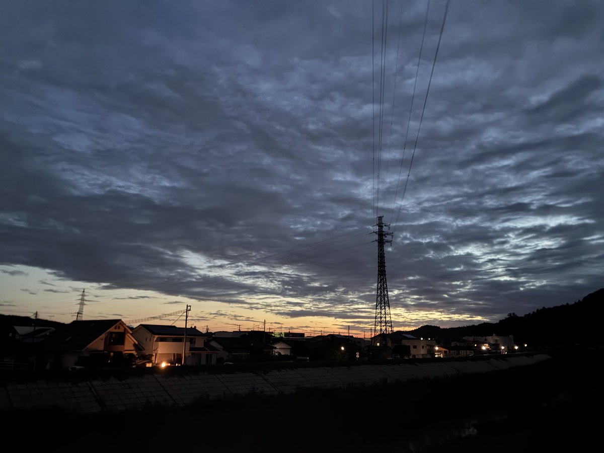 0240775's tweet photo. 久しぶりの青空がのぞいた夜明けです。
ただ今の気温 https://t.co/abODfbYKFz