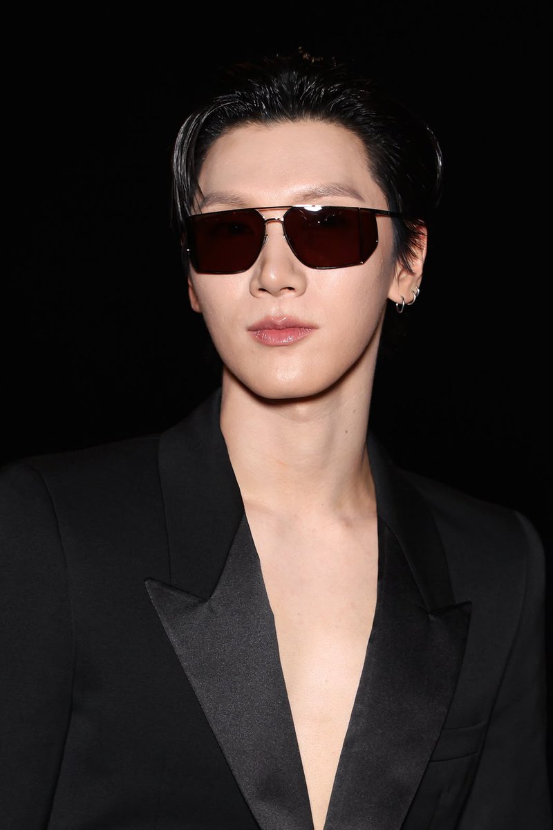TheePopCore's tweet photo. TEN looks incredibly stylish and fabulous at the Saint Laurent show. https://t.co/HjEW373tfR