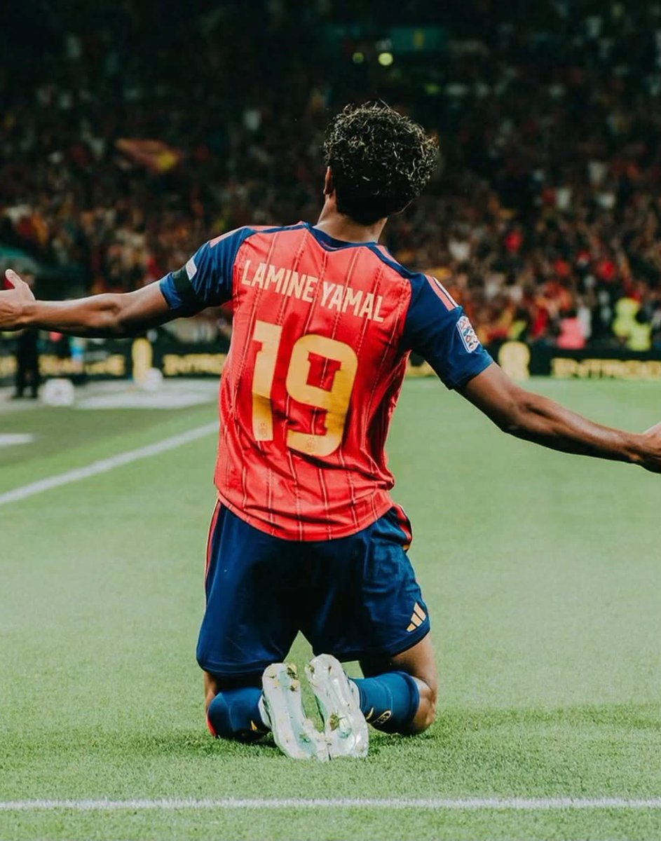 calciomercatoit's tweet photo. Non abbiamo più parole per descrivere Lamine Yamal.

Quello che questo ragazzo sta facendo a soli 19 anni ha qualcosa di incredibile, quasi irreale. Partita dopo partita continua a dimostrare di essere un talento fuori dal comune, uno di quei calciatori capaci di accendere una partita semplicemente toccando il pallone.

Vederlo giocare emoziona. Quando parte palla al piede sembra che possa succedere qualcosa in qualsiasi momento. Trascina il Barcellona, trascina la Spagna, due maglie che pesano come poche altre al mondo, eppure lui le indossa con una naturalezza impressionante.

È semplicemente formidabile.

E allora sì, diciamolo: con tutto il rispetto per Mbappé e per gli altri grandissimi campioni, Lamine Yamal merita di essere considerato seriamente per il Pallone d’Oro. Perché è sempre decisivo, perché lascia il segno e perché continua a fare la differenza anche nelle partite più importanti.

E ricordiamoci una cosa enorme: ha appena vinto un Mondiale a soli 19 anni, disputandolo probabilmente nemmeno al 30% delle sue reali possibilità. Arrivava da un infortunio, non era nella condizione migliore e nonostante questo è riuscito comunque a essere protagonista e a lasciare il proprio segno.

Ed è forse proprio questo l’aspetto più impressionante.

Pensare a cosa potrà diventare quando sarà al massimo della condizione, con ancora più esperienza e maturità, mette quasi i brividi.

Signore e signori, stiamo assistendo all’inizio di qualcosa di epico, raro, forse irripetibile. Se continuerà su questa strada, potremmo vederlo dominare il calcio mondiale per i prossimi quindici o vent’anni.

Un talento fuori scala. Un ragazzo che a 19 anni ha già fatto cose che molti campioni non riescono a fare in un’intera carriera.

E il bello è che, probabilmente, siamo ancora soltanto all’inizio.