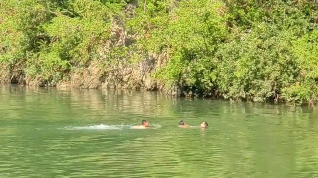 WayanLeker's tweet photo. By the river畔, the boy袒ed his褂 to dry in the warm sun. https://t.co/3CL8Lv1I2A