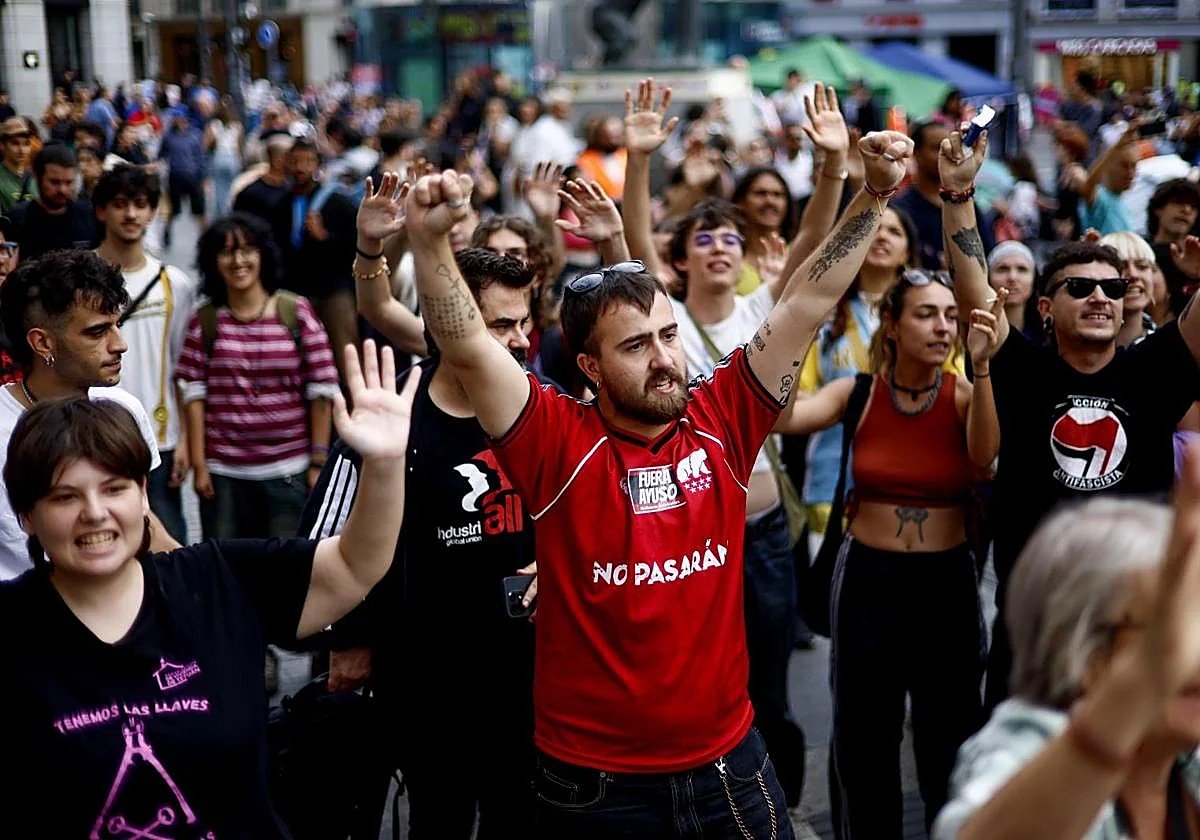 Mr_Jones_k's tweet photo. Veo a la juventud que hay en la Puerta del Sol y me parece que los del informe PISA se han quedado cortos. https://t.co/5m5ezjE9mk