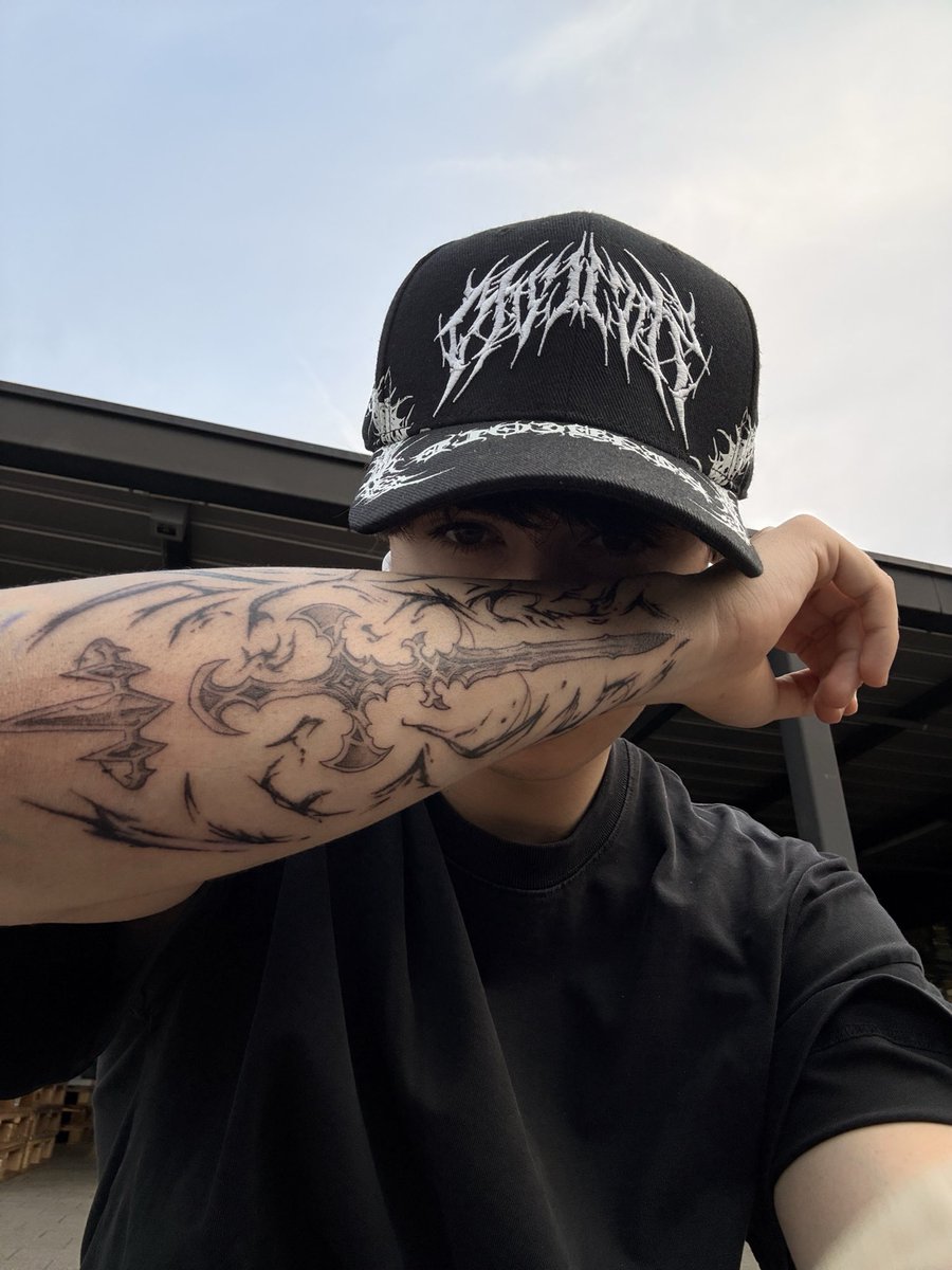 sadcrissy's tweet photo. any league of legends enjoyoors ?🗡️ https://t.co/u5bPptU8Tv