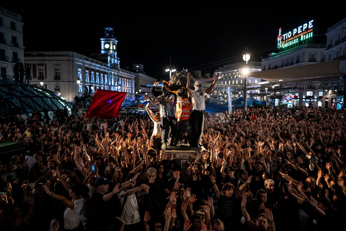 OlmoCalvo's tweet photo. Cientos de personas han acudido a defender la acampada por la vivienda en la Puerta del Sol ante la amenaza de grupos de extrema derecha.
Madrid, 29/09/2026 https://t.co/UaXTBY0z02