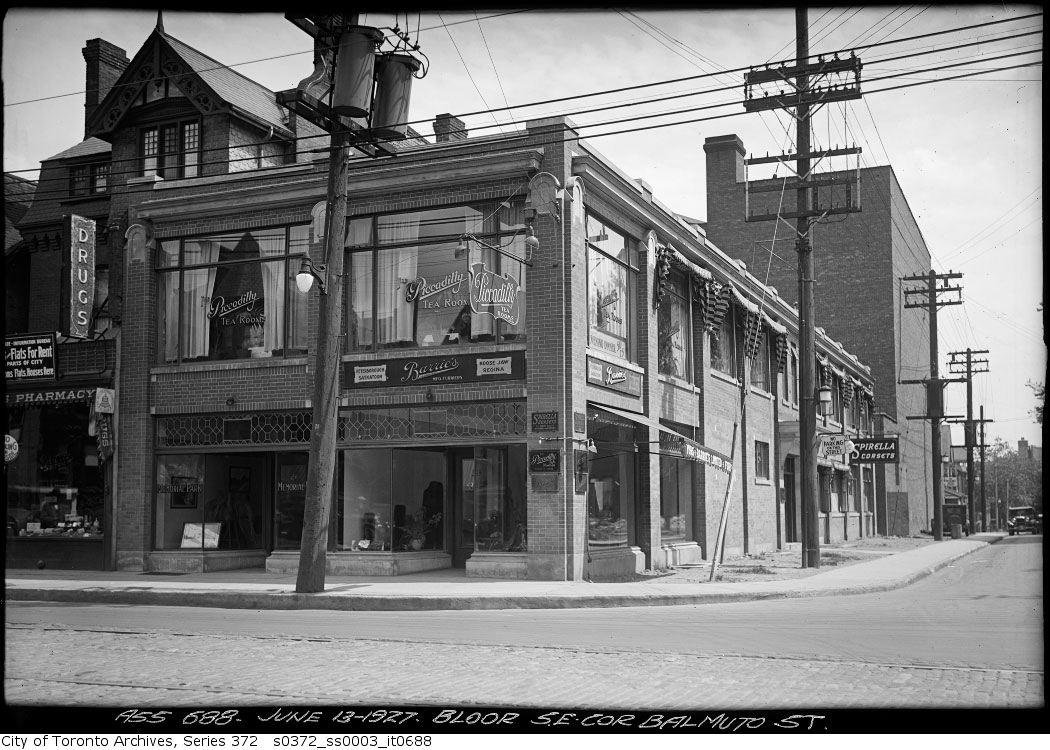 TorontoPast's tweet photo. By 1962, radio was fighting against TV for people's attention. But the older generations probably still turned on the radio on a Saturday or Sunday evening and sat in their chair listening to the shows.
(Toronto Archives /personal collection).

Do you still listen to the radio? https://t.co/JmOYgRGZb5