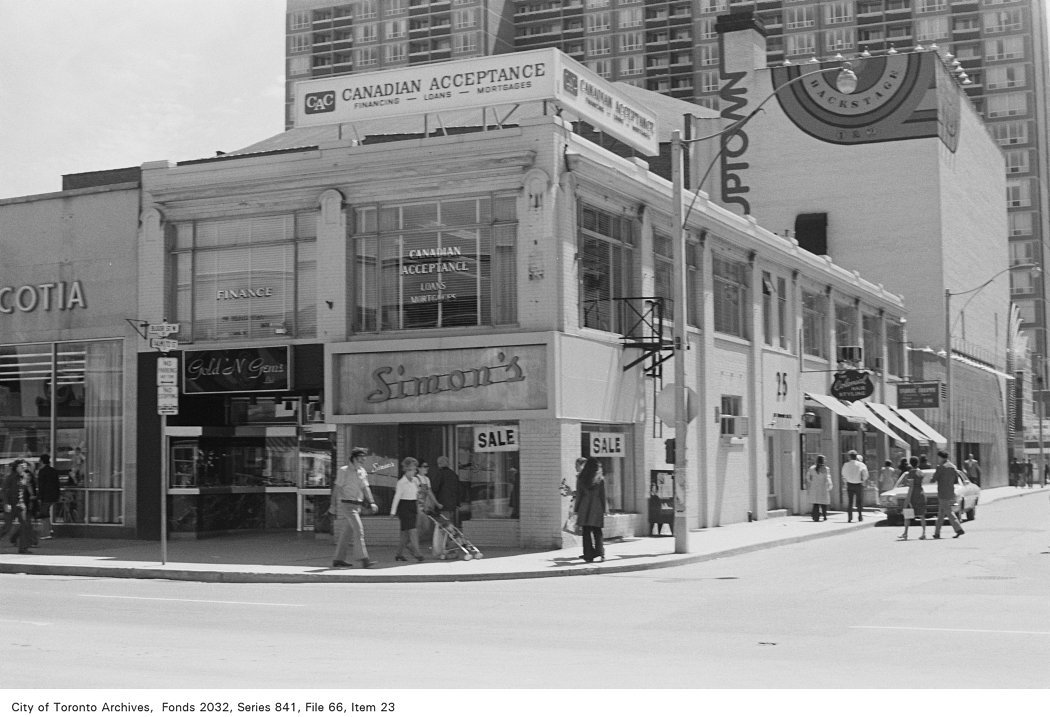 TorontoPast's tweet photo. By 1962, radio was fighting against TV for people's attention. But the older generations probably still turned on the radio on a Saturday or Sunday evening and sat in their chair listening to the shows.
(Toronto Archives /personal collection).

Do you still listen to the radio? https://t.co/JmOYgRGZb5