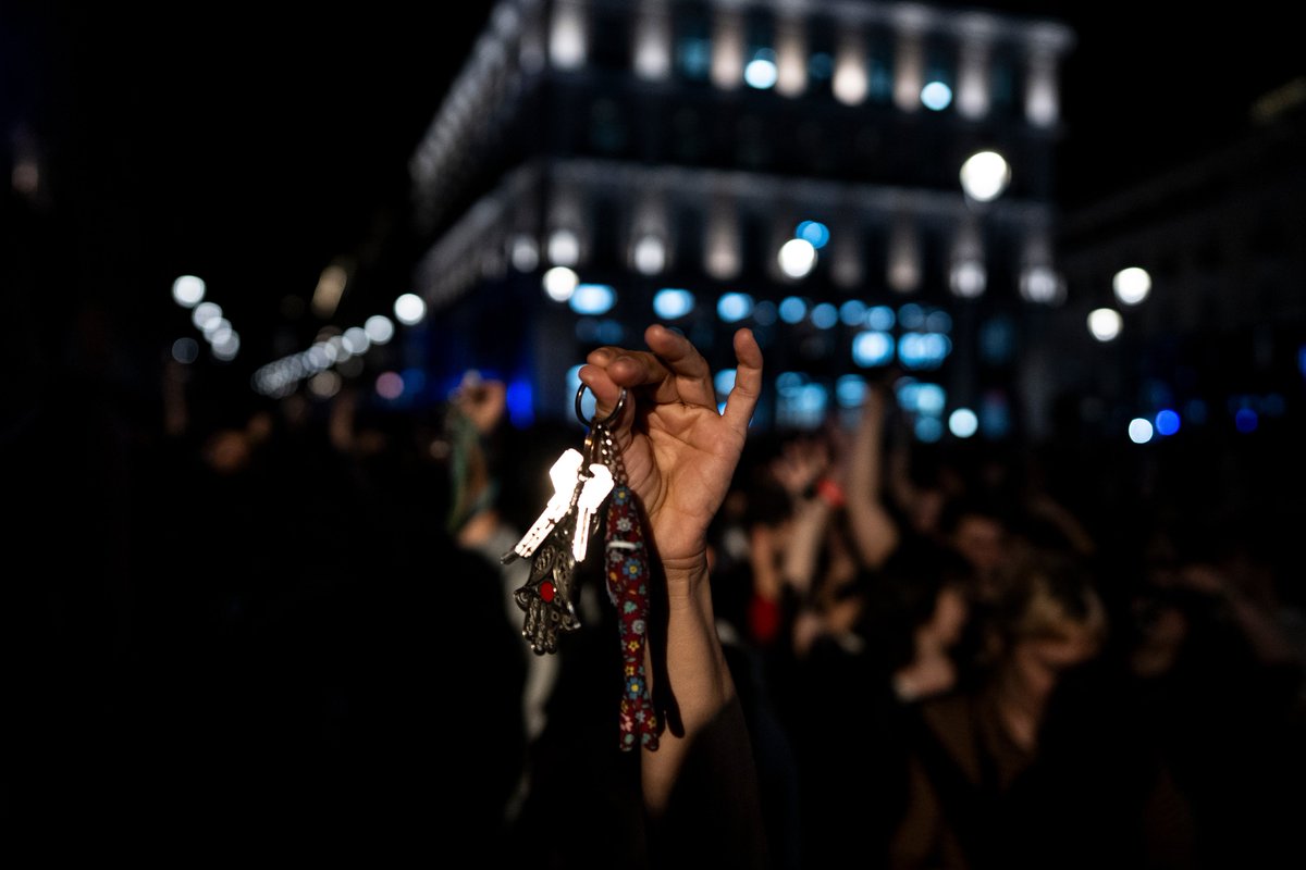 OlmoCalvo's tweet photo. Cientos de personas han acudido a defender la acampada por la vivienda en la Puerta del Sol ante la amenaza de grupos de extrema derecha.
Madrid, 29/09/2026 https://t.co/UaXTBY0z02