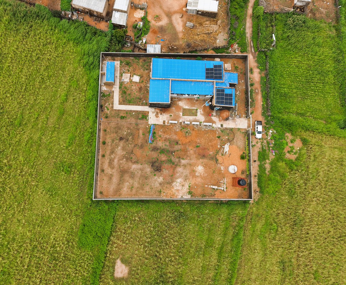 AmanaProjects's tweet photo. Al hamdulilLah, aujourd'hui nous vous faisons un compte-rendu de l'avancée des travaux de l'école de Koudy, dans le sud-est du Sénégal.
Qu'Allah facilite la suite et récompense en bien tous les donateurs ! https://t.co/yEx7mFmw8P