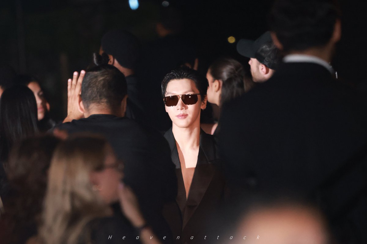 heavenattack1's tweet photo. 260929 Saint Laurent Spring/Summer 2027 show at Paris Fashion Week
【raw pics 2】
✨✨✨✨✨
 
TEN AT SAINT LAURENT SUMMER27
#TEN #YSL #SaintLaurent
#SaintLaurentxTEN 
#SaintLaurentSS27 
#TENforYSLPFW27 
#TENxSaintLaurent
#TENtoParisFashionWeek
#텐 #เตนล์ #李永钦 https://t.co/F2WyysYYB1
