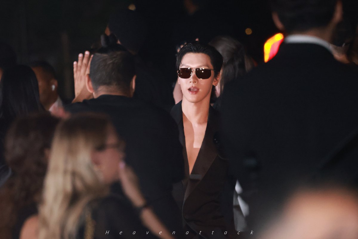 heavenattack1's tweet photo. 260929 Saint Laurent Spring/Summer 2027 show at Paris Fashion Week
【raw pics 2】
✨✨✨✨✨
 
TEN AT SAINT LAURENT SUMMER27
#TEN #YSL #SaintLaurent
#SaintLaurentxTEN 
#SaintLaurentSS27 
#TENforYSLPFW27 
#TENxSaintLaurent
#TENtoParisFashionWeek
#텐 #เตนล์ #李永钦 https://t.co/F2WyysYYB1