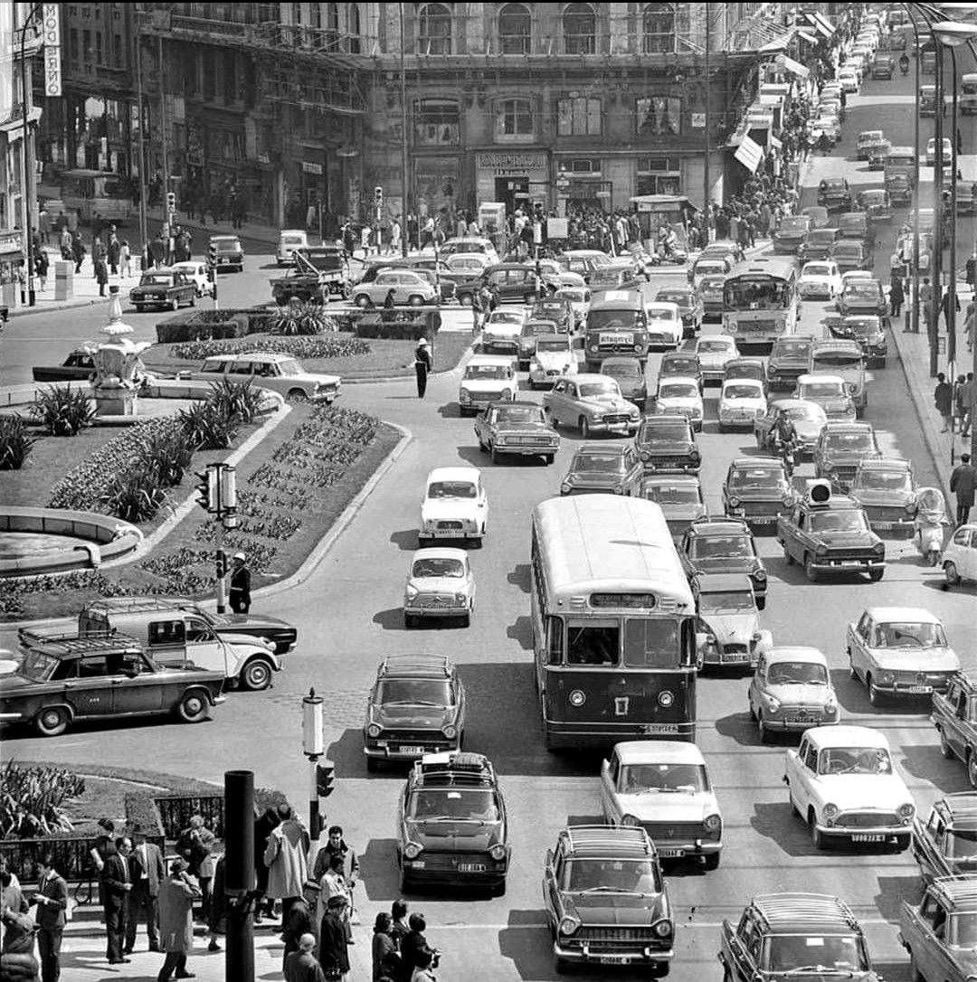juanjoabsolut's tweet photo. 30/9 En #FotosDeCoches echamos de menos cuando lo único que se amontonaba en la Puerta del Sol eran los coches, no una panda de... 🤬 #Seat #Simca #Citroën #Dodge #Renault #BMW #Opel #Fiat #Mini #Mercedes #DKW @historacing @LM__ @VicarioMartinF1 @Jose_ArmandoGH @Raul_Olivan https://t.co/2F7DxMO6cQ