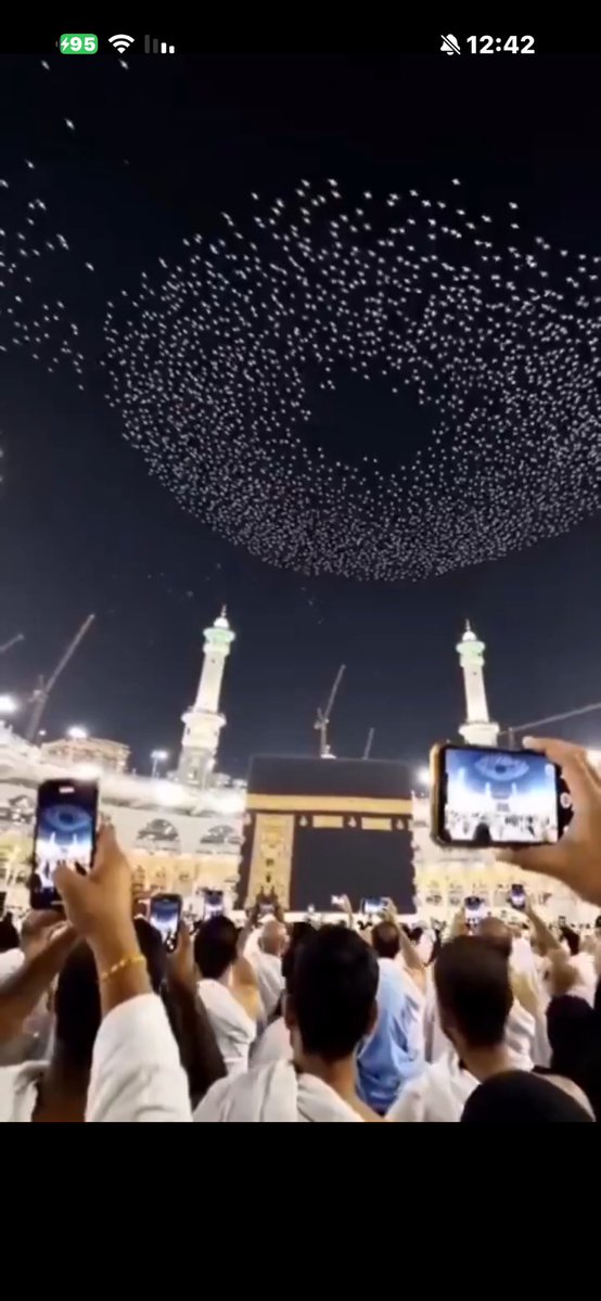 albalwi105's tweet photo. @ghazialhilali1 @alharby_02 شوف الجوالات موجهه ع الكعبه كيف بالله جابت الطيور 
مفبرك الفيديو https://t.co/9svHo3G7V8