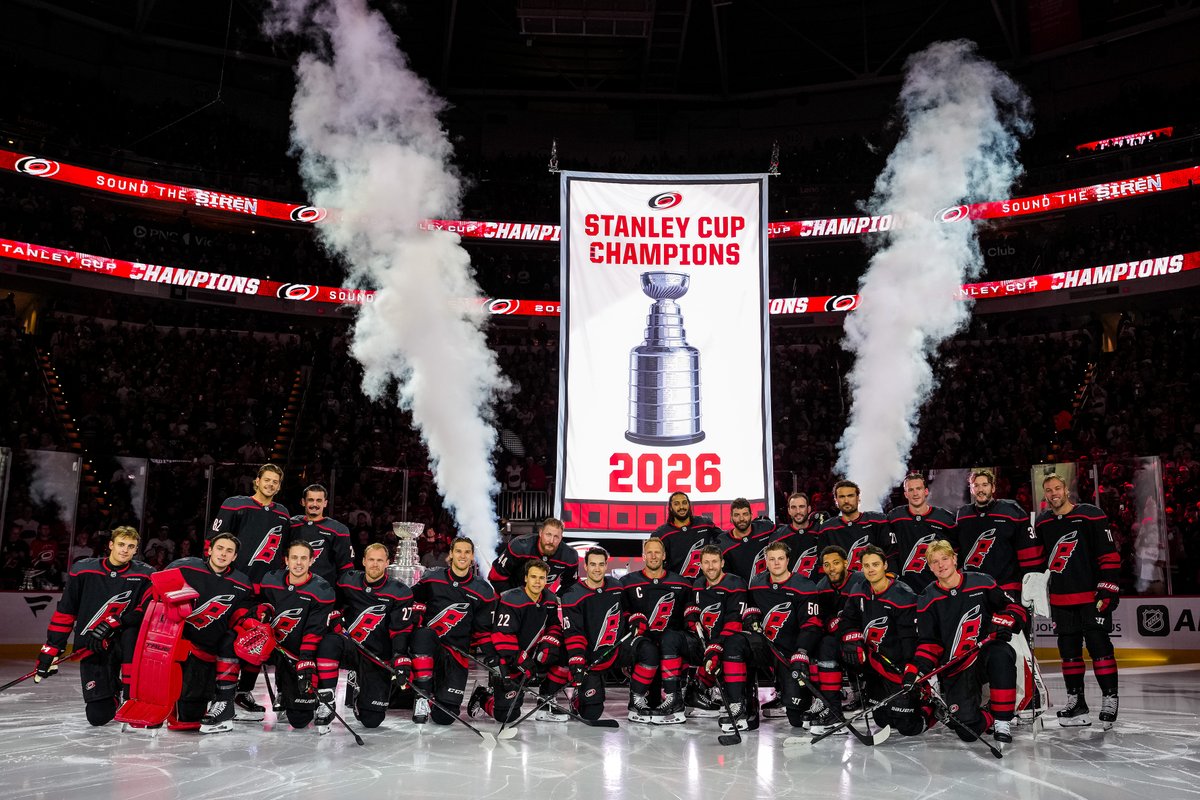 Banner raised ✅ #NHLFaceOff

📺: @​espn ➡️ <https://t.co/ABiQF8Qh5o> 
 [📷](https://pbs.twimg.com/media/HTakljfbUAAiwG_.jpg) https://pbs.twimg.com/media/HTakljf