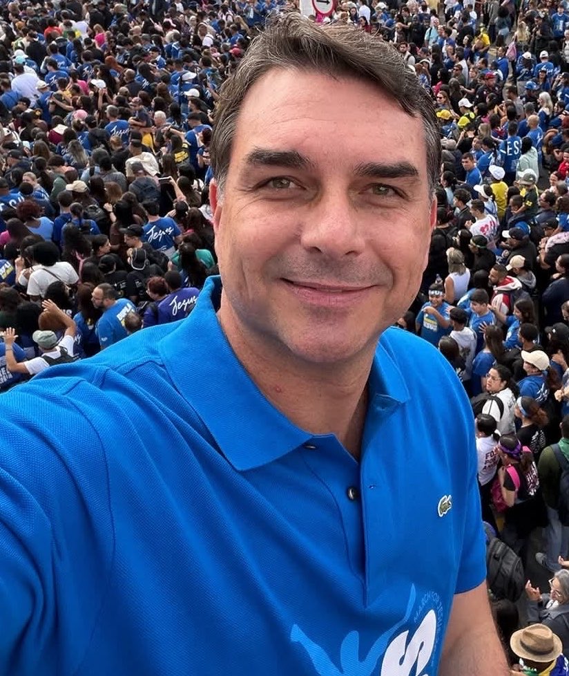 PortalBabados's tweet photo. 🚨Gusttavo Lima afirma ser de DIREITA: “Não é que eu sou de direita extremista […] são valores que meu pai e minha mãe me ensinaram, eu não vou mudar isso.” https://t.co/EFq87O3vlS