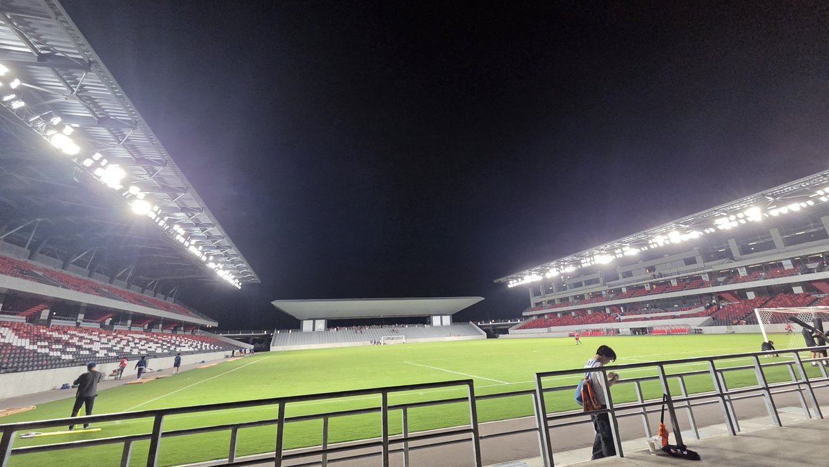 mh_smz's tweet photo. 初めてのゴースタ
・ホームゴール裏の屋根は鼓門をモチーフ？
・屋根の音の反響がすごくて、鹿島や浦和と異なる金沢の独特な威圧感が凄まじい
・メインも入れる
・アウェイゴール裏だと、選手のデュエル、ゴールパフォが目の前、後ろの芝生で旗振れる

新スタ、専スタいいなー！

#清水サポ金沢遠征 https://t.co/YNZJRh2yv7