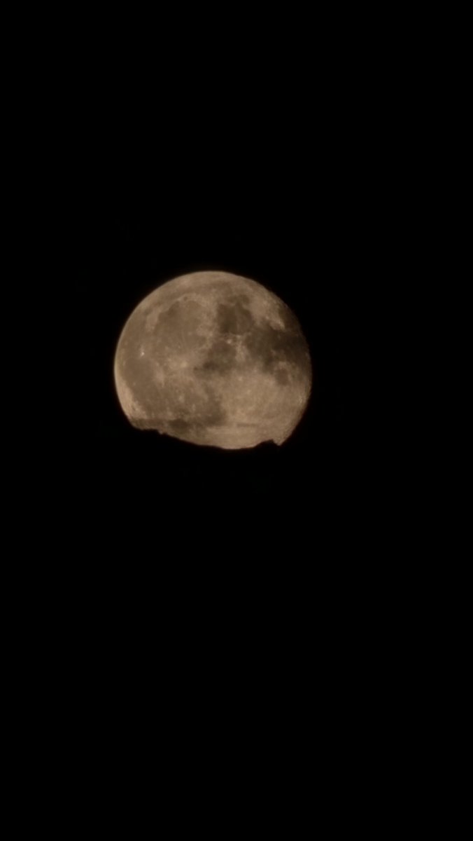 Bigcao38's tweet photo. Beautiful moi behind a cloud 
#photo 
#moon https://t.co/q0SifTZg3s