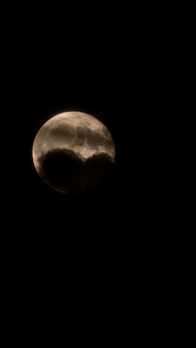 Bigcao38's tweet photo. Beautiful moi behind a cloud 
#photo 
#moon https://t.co/q0SifTZg3s