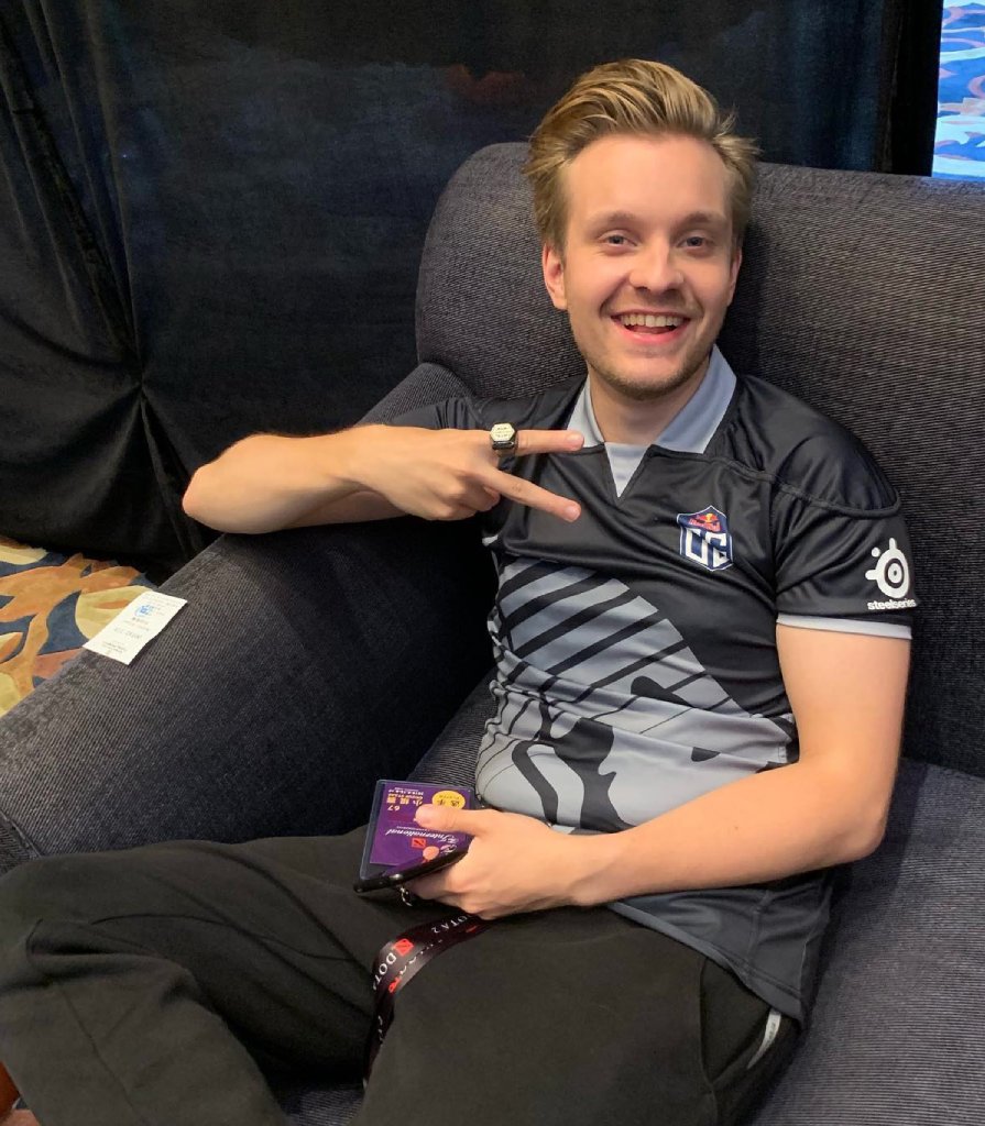 PolymarketDota2's tweet photo. SirActionSlacks 🇺🇸 shares an untold True Sight story about JerAx 🇫🇮:

"I haven't said this publicly, but JerAx was one of my favorite players. This guy is, without a doubt, the greatest Dota player to ever exist.

The old OG 🇪🇺 were absolute animals in the in-game comms. They were constantly shouting random nonsense to hype each other up. But two people barely said anything. ana 🇦🇺 was completely silent, which was fine - every team needs someone like that.

But when JerAx said something, it felt like he could read the future. He would say one thing, and the entire team would immediately go quiet and do exactly what he said.

He spoke maybe twice per game. He would simply say: 'We're going top.' There was no explanation and no discussion. Everyone followed him - and he never missed. It was insane.

I wish we could have told that story in True Sight."